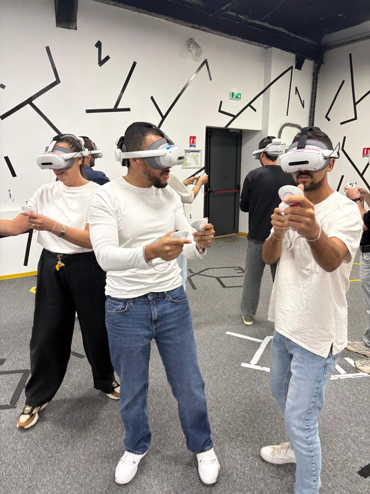 Collaborateurs en casque de réalité virtuelle pendant un team building chez Mankind à Metz