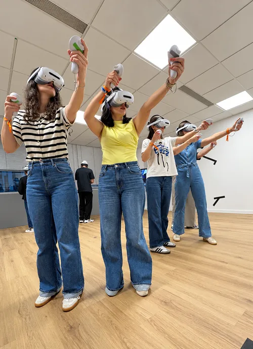 Participantes casquées, manettes en main, en pleine animation de réalité virtuelle Mankind dans les locaux d’une entreprise