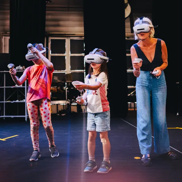 Enfants et adulte en casque de réalité virtuelle lors de l’animation Mankind à Makerland Metz