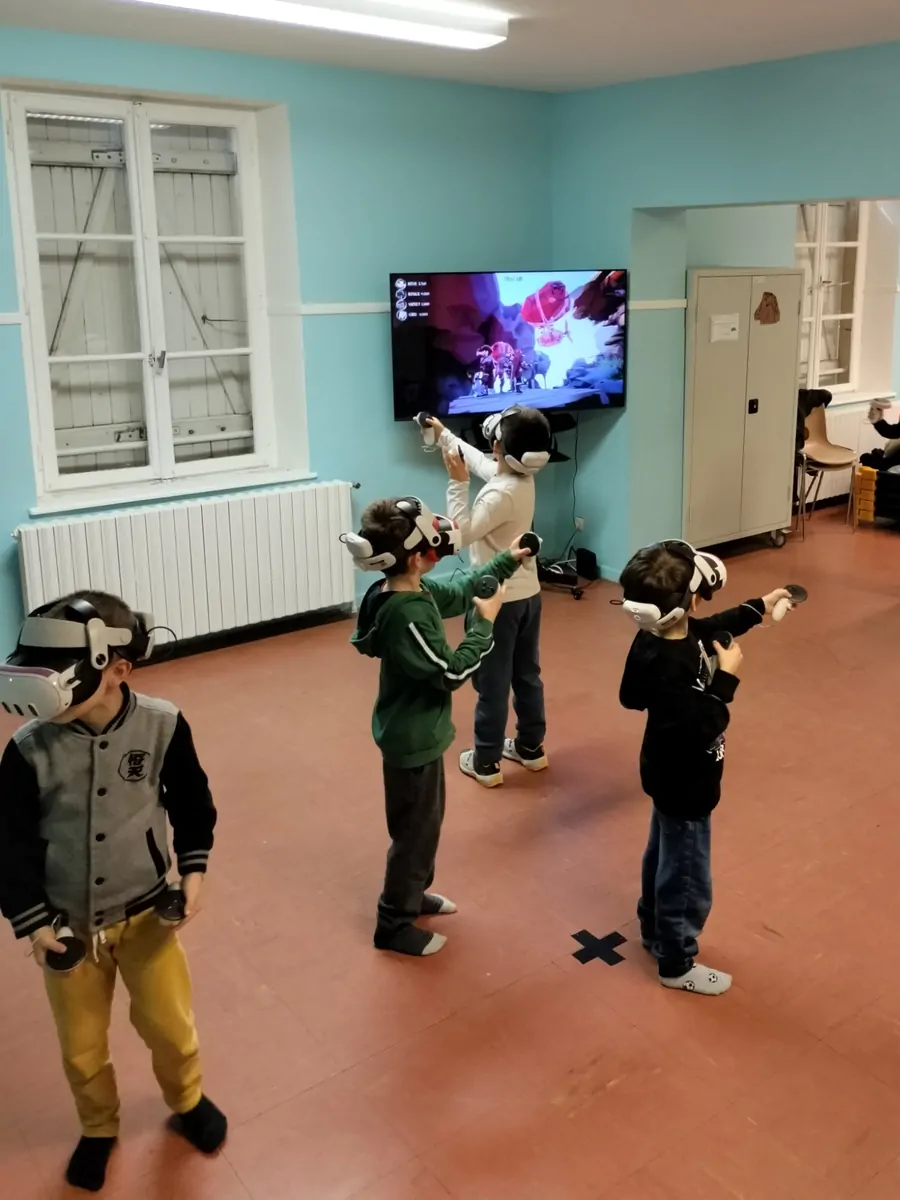 Enfants en casque de réalité virtuelle pendant une animation mobile Mankind