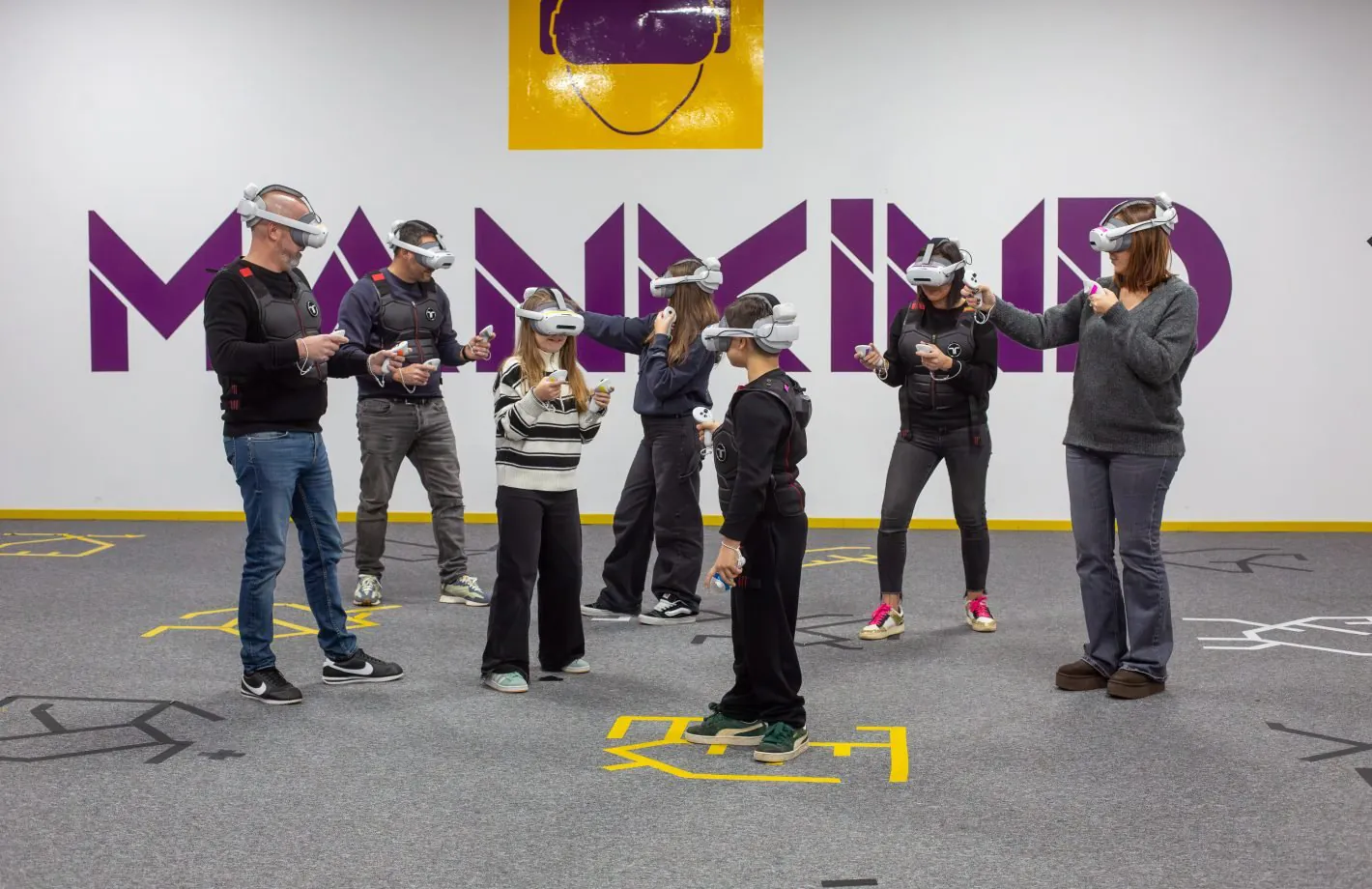 Participants jouant à une expérience de réalité virtuelle chez Mankind Metz