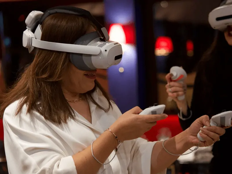 Participante en casque de réalité virtuelle lors d’une soirée d’entreprise Cap4Lab animée par Mankind